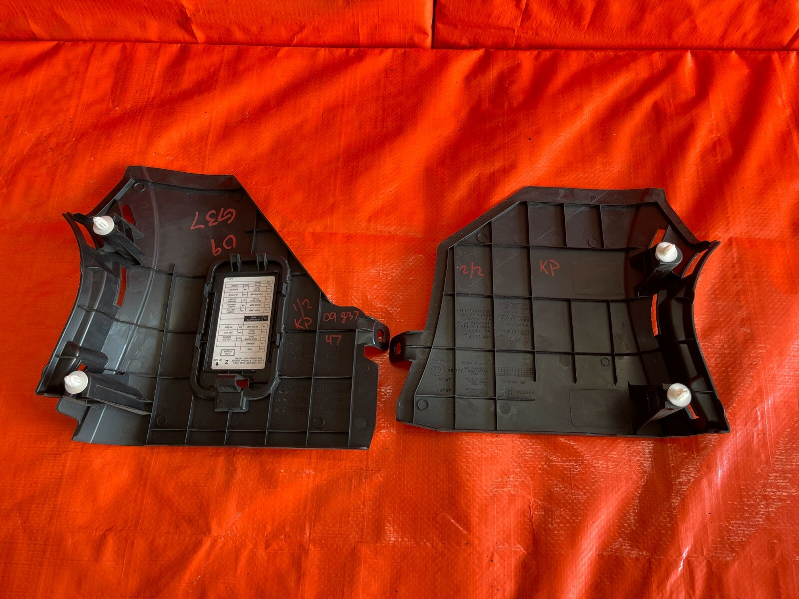 08 13 INFINITI G37 2D COUPE   INTERIOR KICK PANEL SET   LEFT RIGHT TRIM   OEM OE5