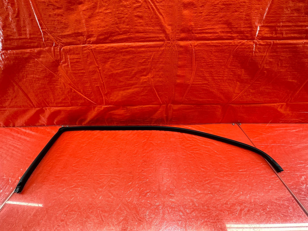 02 05 HONDA CIVIC SI EP3   CHASSIS TO DOOR OPEN TRIM WEATHER STRIP RIGHT OEM 2137