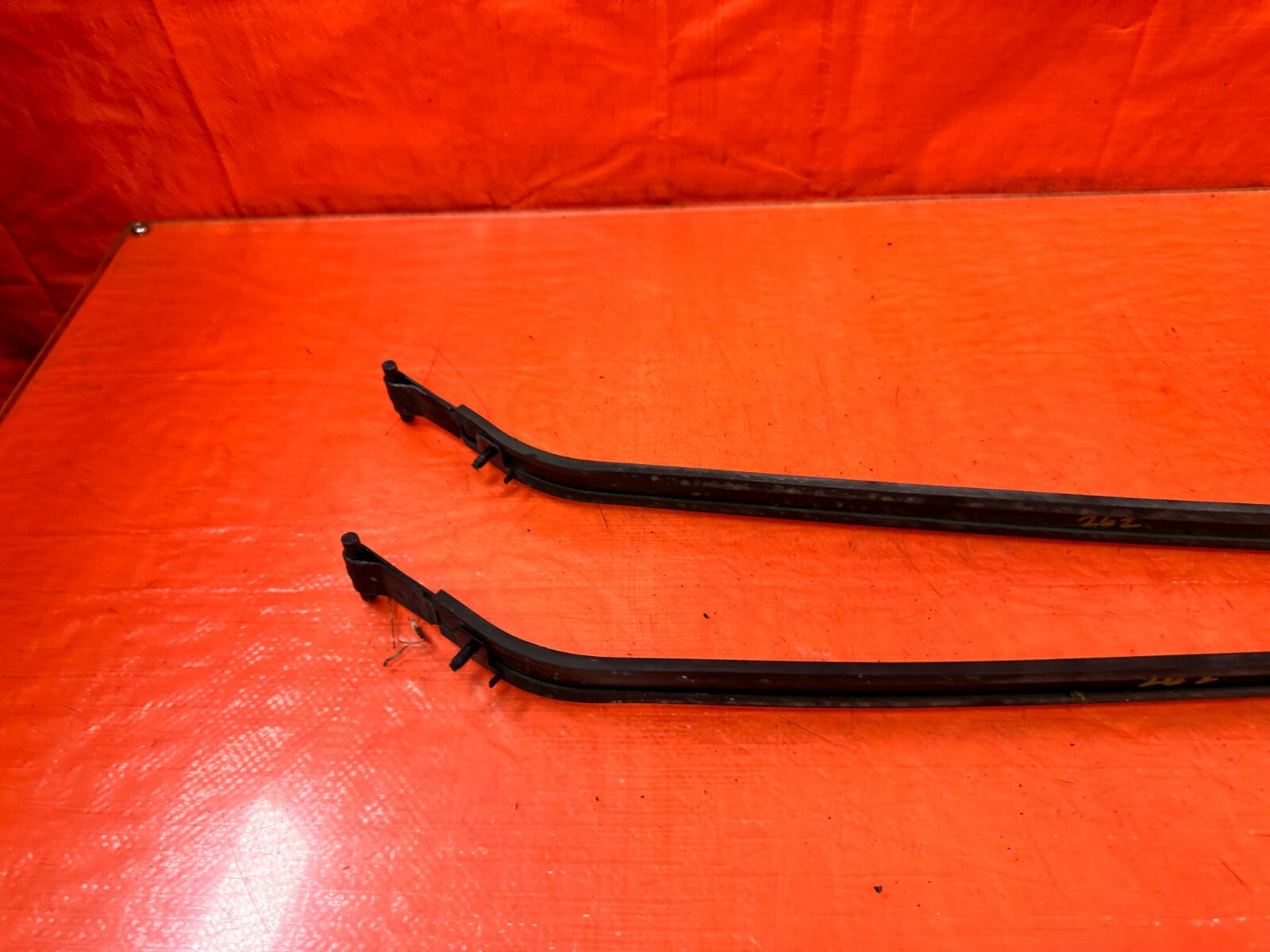 03 09 NISSAN 350Z   GAS GASOLINE FUEL TANK MOUNTING STRAPS BAND SET   OEM #2628