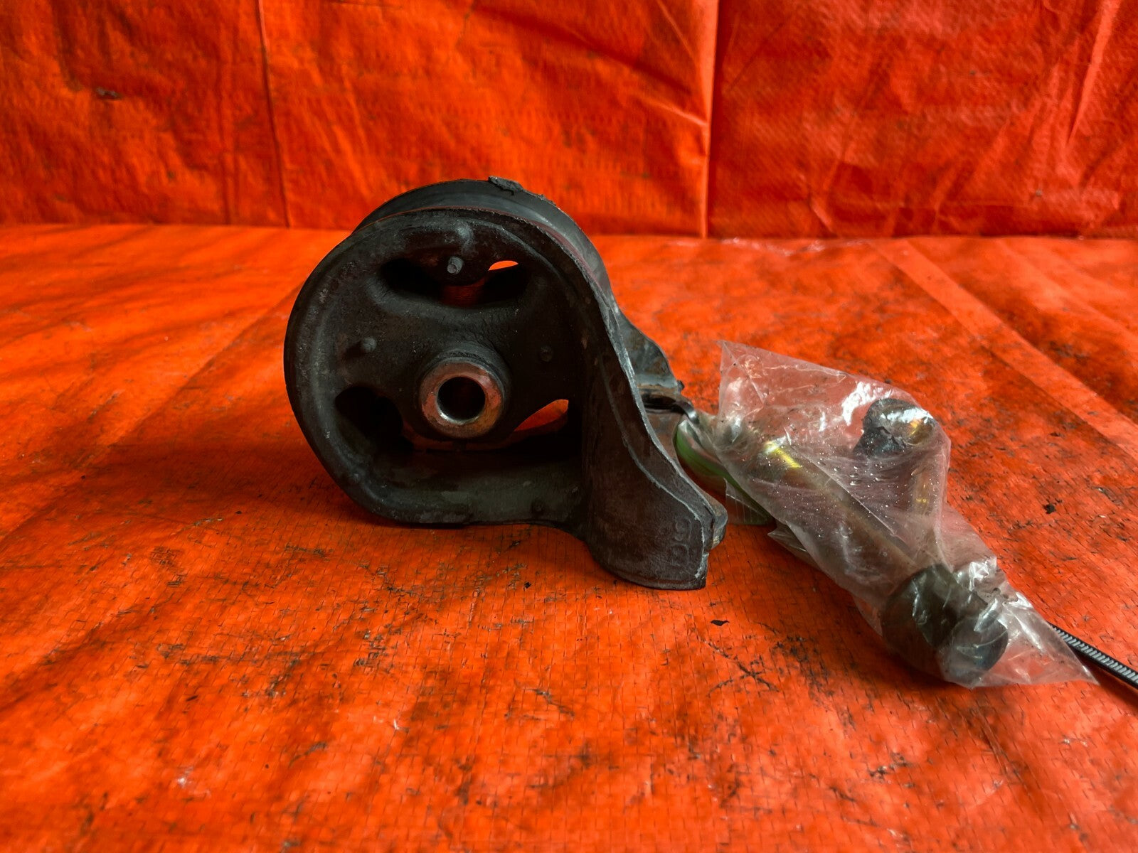 94 01 ACURA INTEGRA   AUTOMATIC PASSENGER RIGHT TRANSMISSION MOUNT W/ BOLTS OEM2