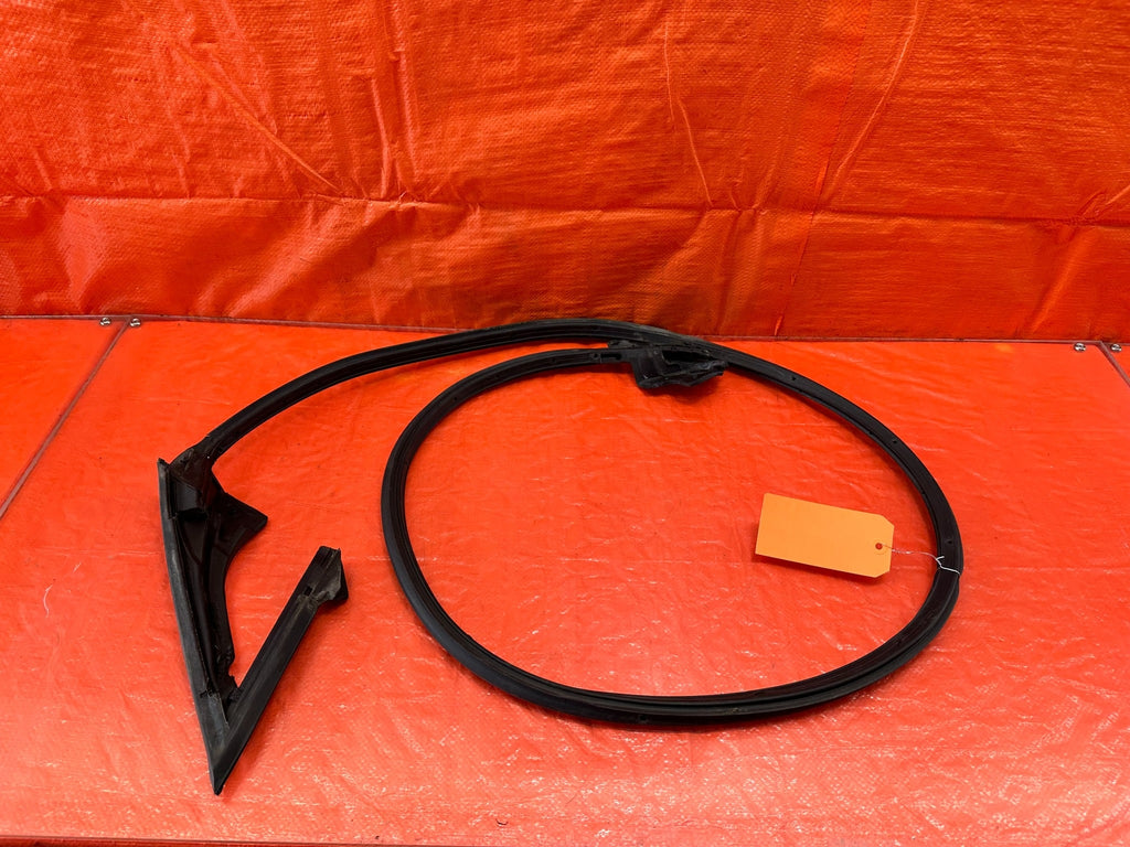 10 16 HYUNDAI GENESIS COUPE RIGHT LOWER DOOR WEATHER STRIP RUBBER SEAL 21915