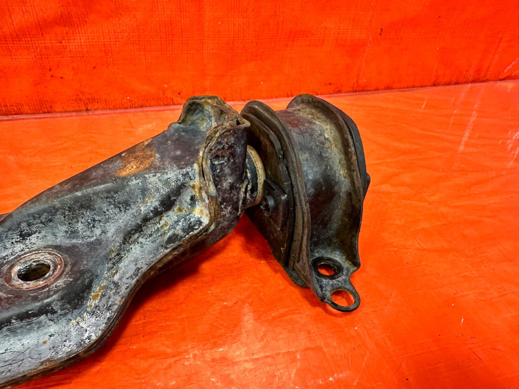 96 01 INTEGRA   B SERIES B16 B18 B20 MANUAL TRANSMISSION BRACKET W/ MOUNT OEM 747