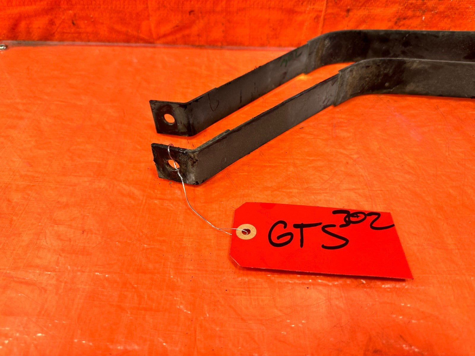 10 16 HYUNDAI GENESIS COUPE GASOLINE GAS FUEL TANK STRAP SET STRAPS SUPPORTS 3024