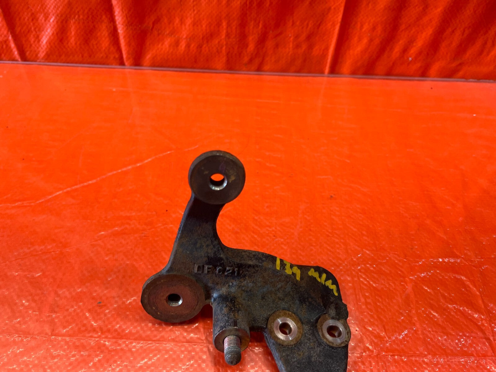 02 06 ACURA RSX   POWER STEERING RACK DRIVER LEFT MOUNTING BRACKET B   OEM #1394