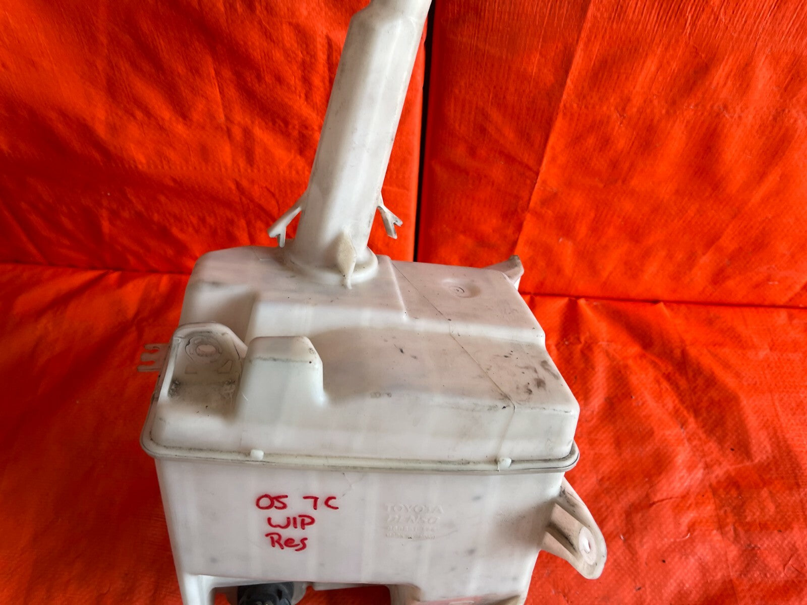 05 10 SCION TC   WINDSHIELD WIPER FLUID TANK RESERVOIR W/ CAP AND MOTOR   OEM4