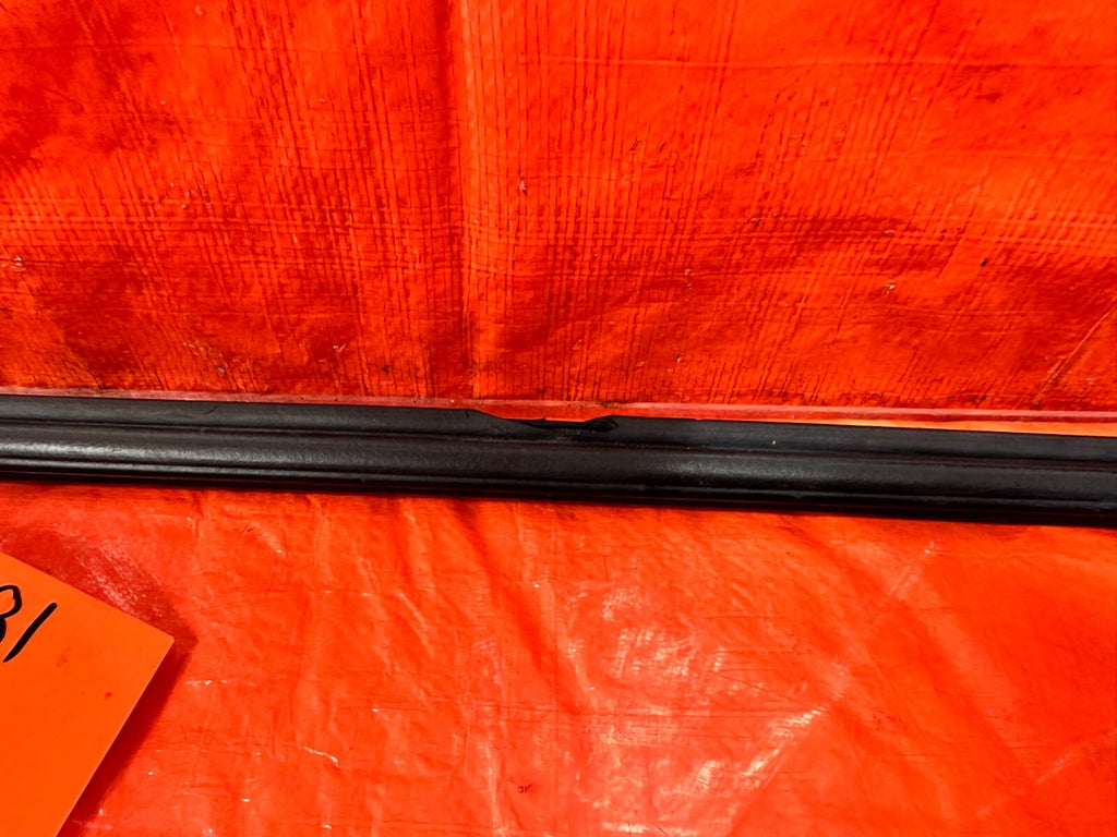 94 01 ACURA INTEGRA 2D   PASSENGER RIGHT TOP OF DOOR WEATHER STRIP OEM #2815