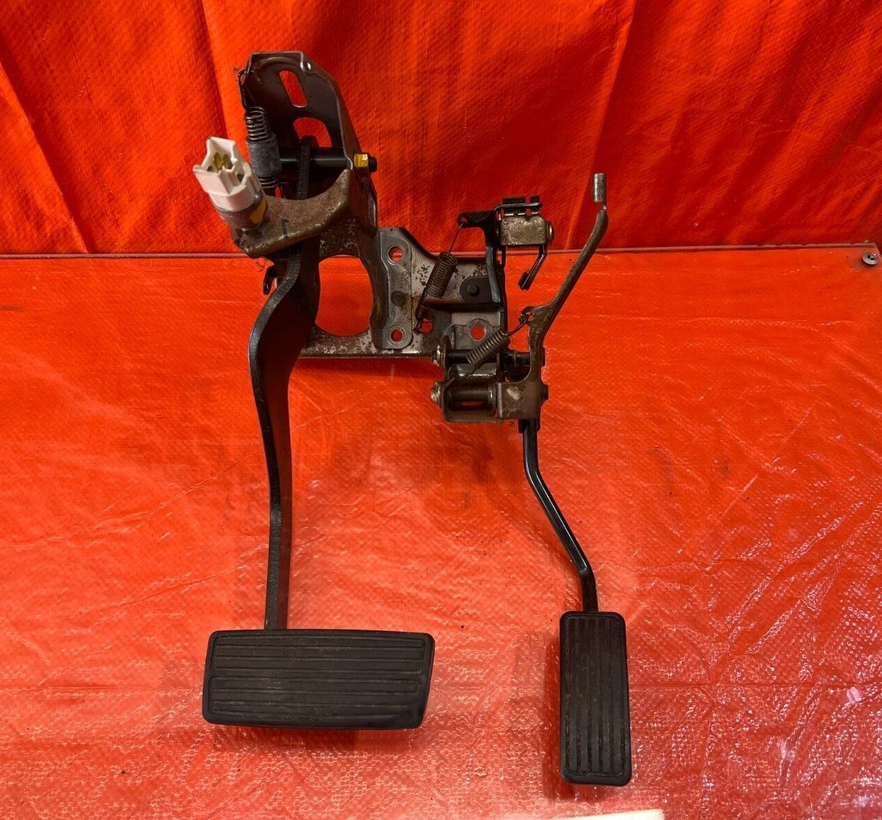 94 01 ACURA INTEGRA   AUTOMATIC TRANSMISSION MODEL   GAS AND BRAKE PEDAL OEM 1190