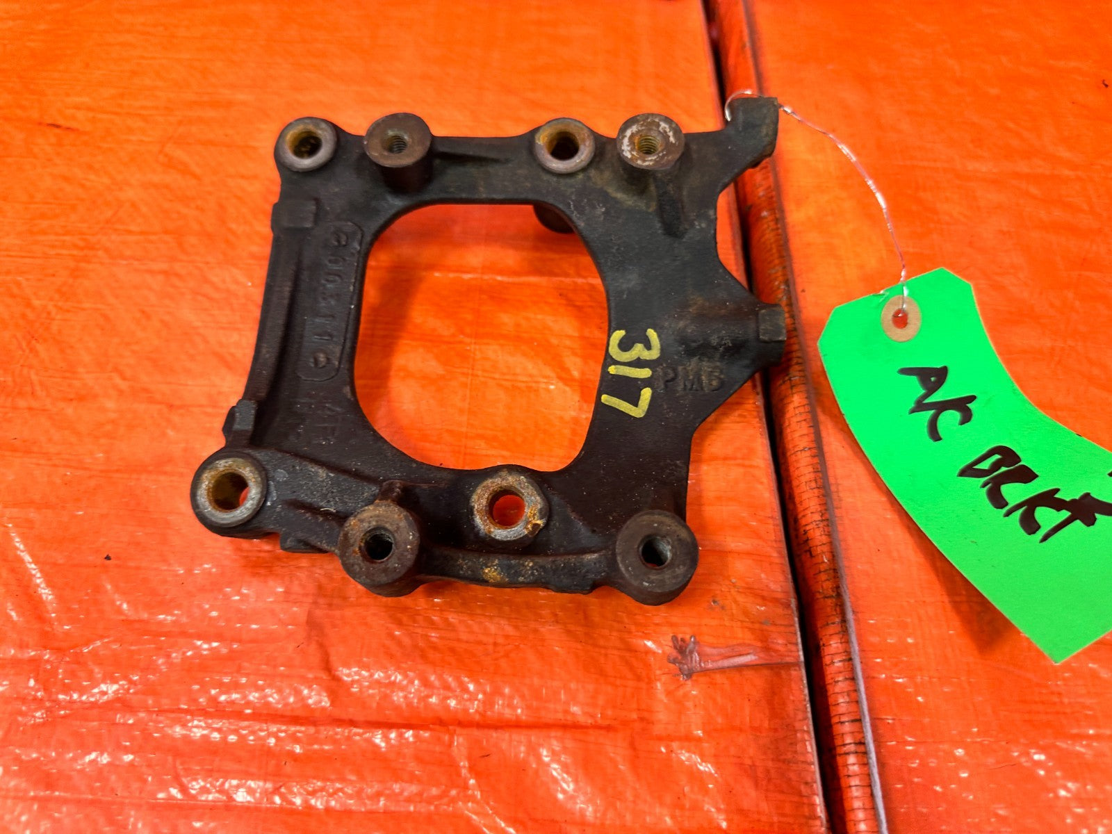 90 91 HONDA CIVIC HATCHBACK   D15B2 AIR CONDITIONING AC COMPRESSOR PUMP BRACKET2