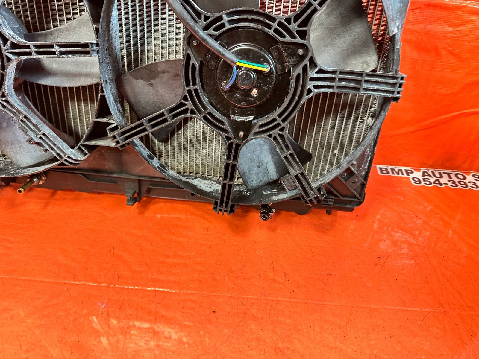 03 07 NISSAN 350Z   AUTOMATIC RADIATOR W/ FANS AND HOSES   1 FAN BAD THO OEM 2629
