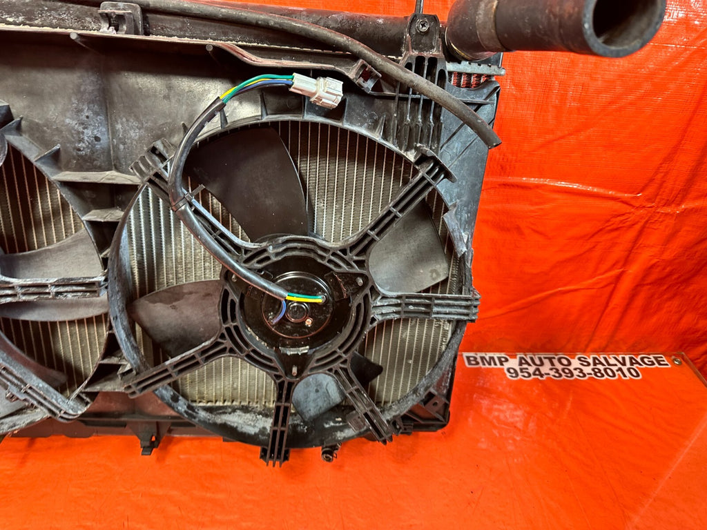 03 07 NISSAN 350Z   AUTOMATIC RADIATOR W/ FANS AND HOSES   1 FAN BAD THO OEM 2626