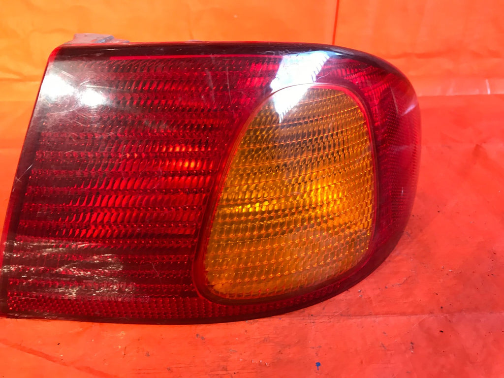 OEM 2000 00 TOYOTA COROLLA PASSENGER RIGHT TAIL LIGHT OUTER LAMP R RH2