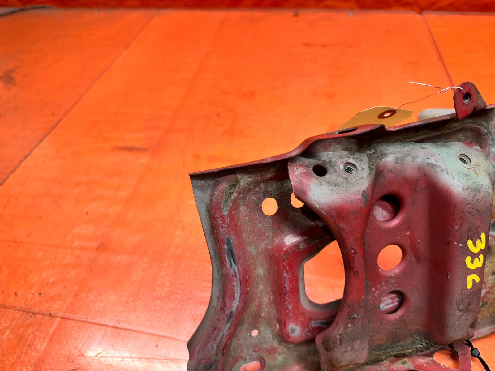 97 01 HONDA PRELUDE 2.2L H22A BATTERY HOLD DOWN TRAY MOUNT BRACKET OEM #3369