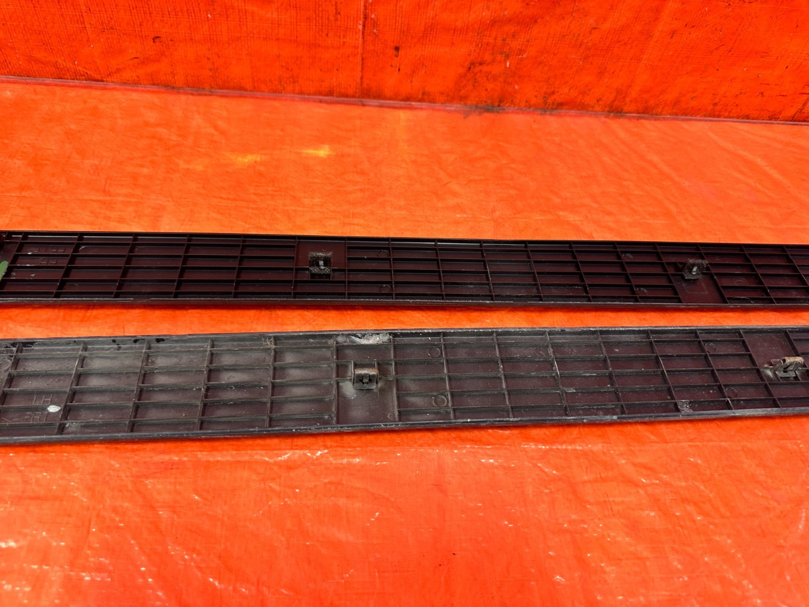 10 16 HYUNDAI GENESIS COUPE   LEFT AND RIGHT FLOOR PILLARS SCUFF PLATES OEM 29916