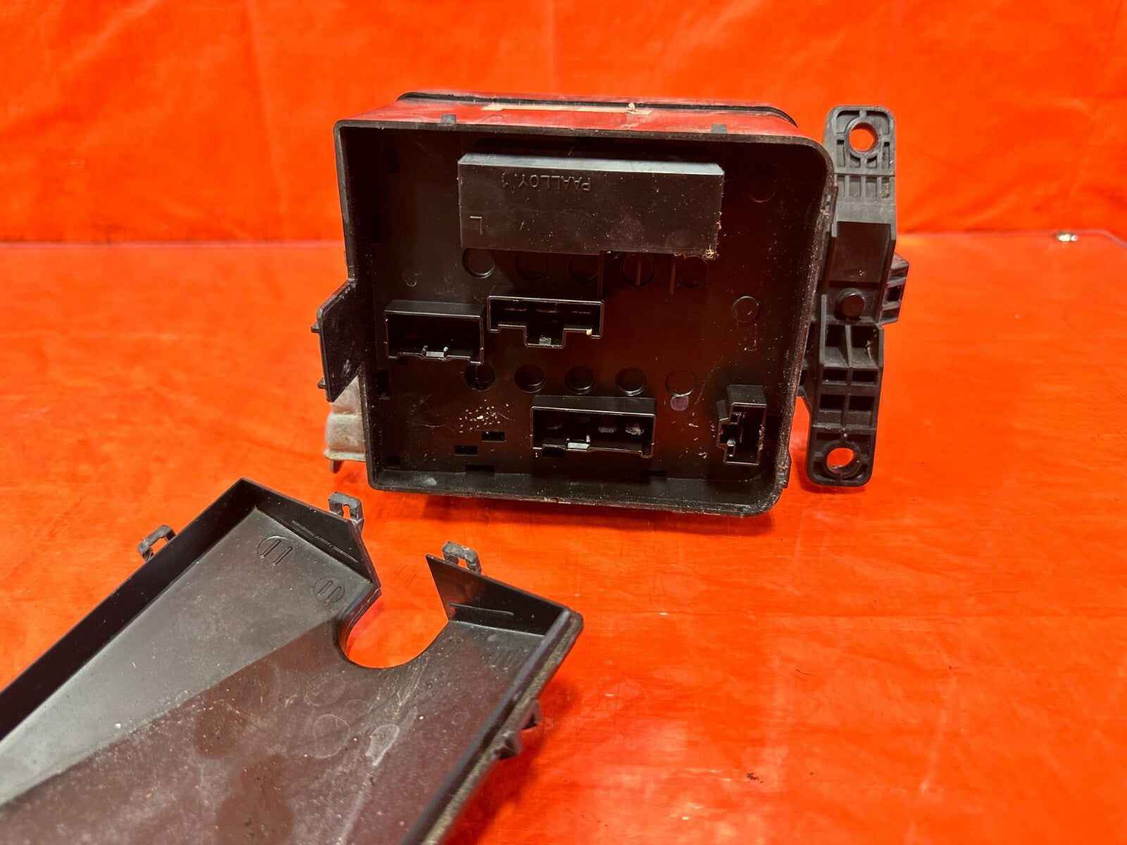 94 97 ACURA INTEGRA   EXTERIOR ENGINE BAY FUSE BOX PANEL   OEM FACTORY OE #2748