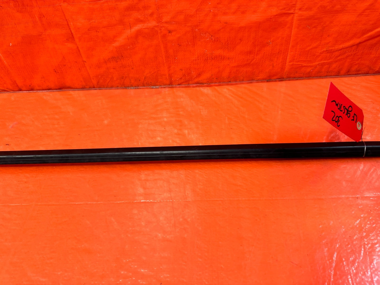 10 16 HYUNDAI GENESIS COUPE   DRIVER LEFT EXTERIOR WINDOW GLASS TRIM   OEM 3024