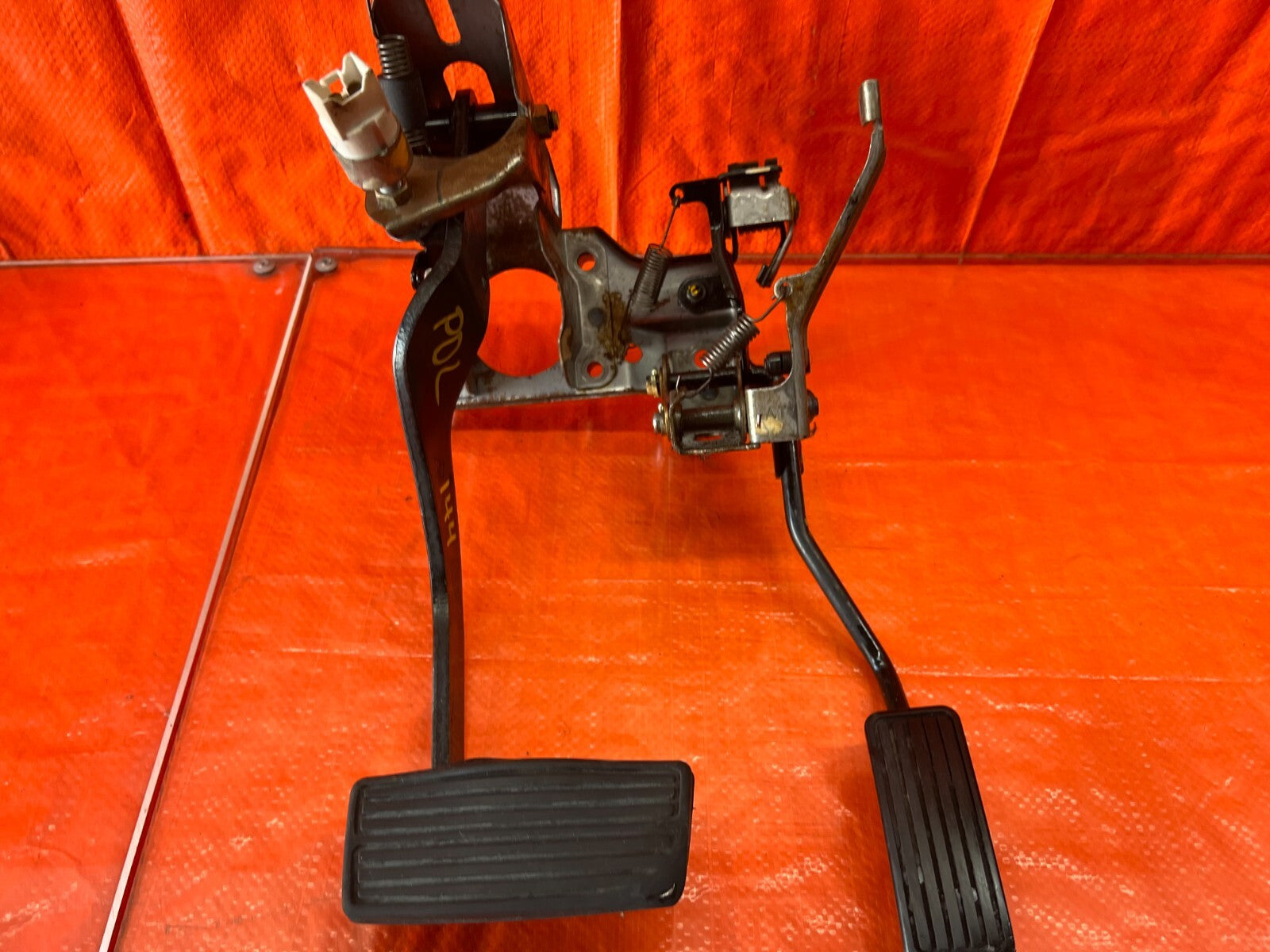 94 01 ACURA INTEGRA   AUTOMATIC TRANSMISSION MODEL   GAS AND BRAKE PEDAL OEM 1445