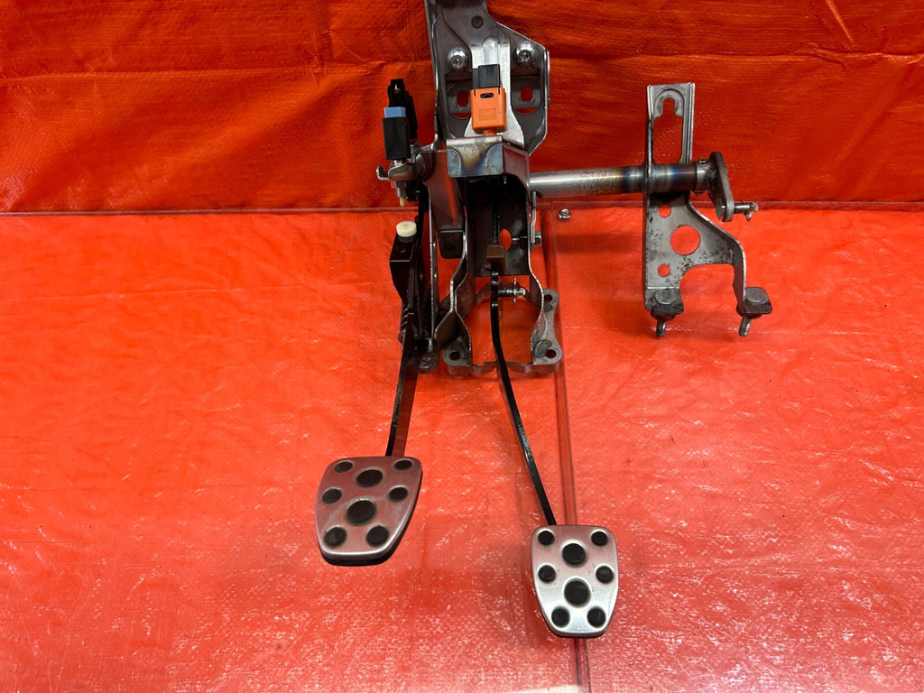 15 21 SUBARU WRX & STI   PEDAL SET   BRAKE & CLUTCH PEDALS   OEM 1806