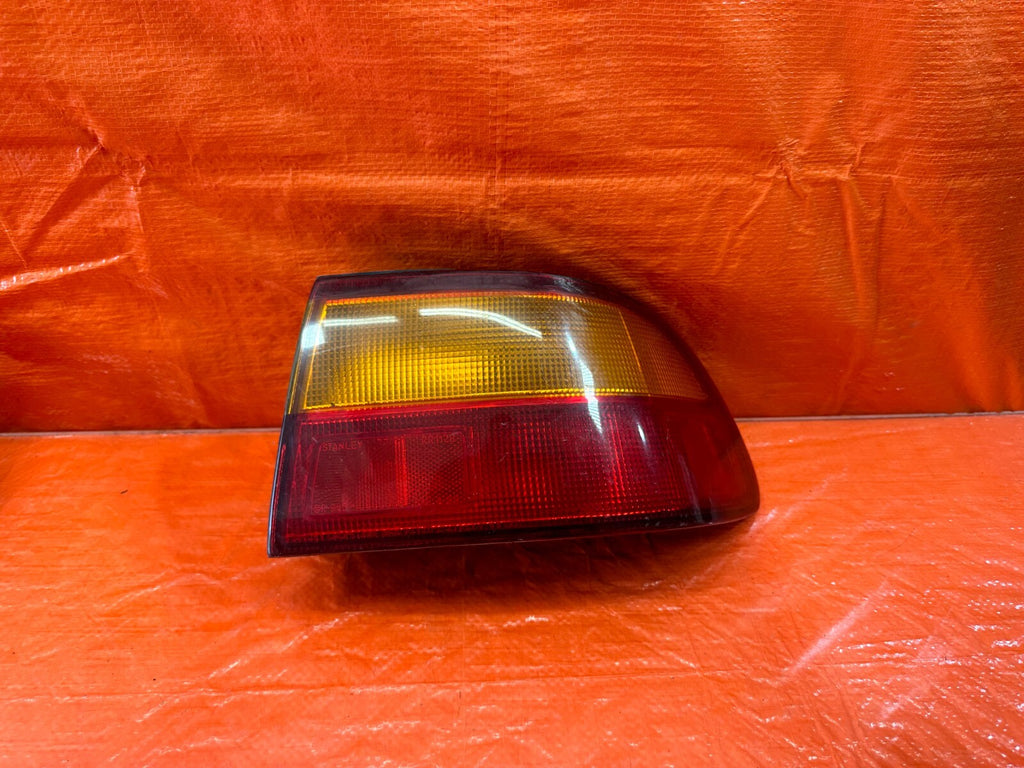 92 95 HONDA CIVIC   COUPE & SEDAN   PASSENGER RIGHT OUTER TAIL LIGHT LAMP OEM7
