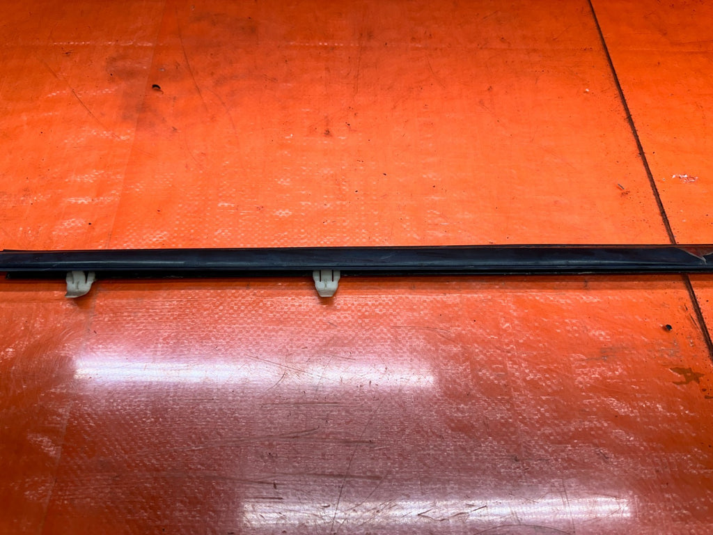94 01 ACURA INTEGRA 2D RIGHT PASSENGER DOOR WINDOW GLASS TRIM OEM #3317