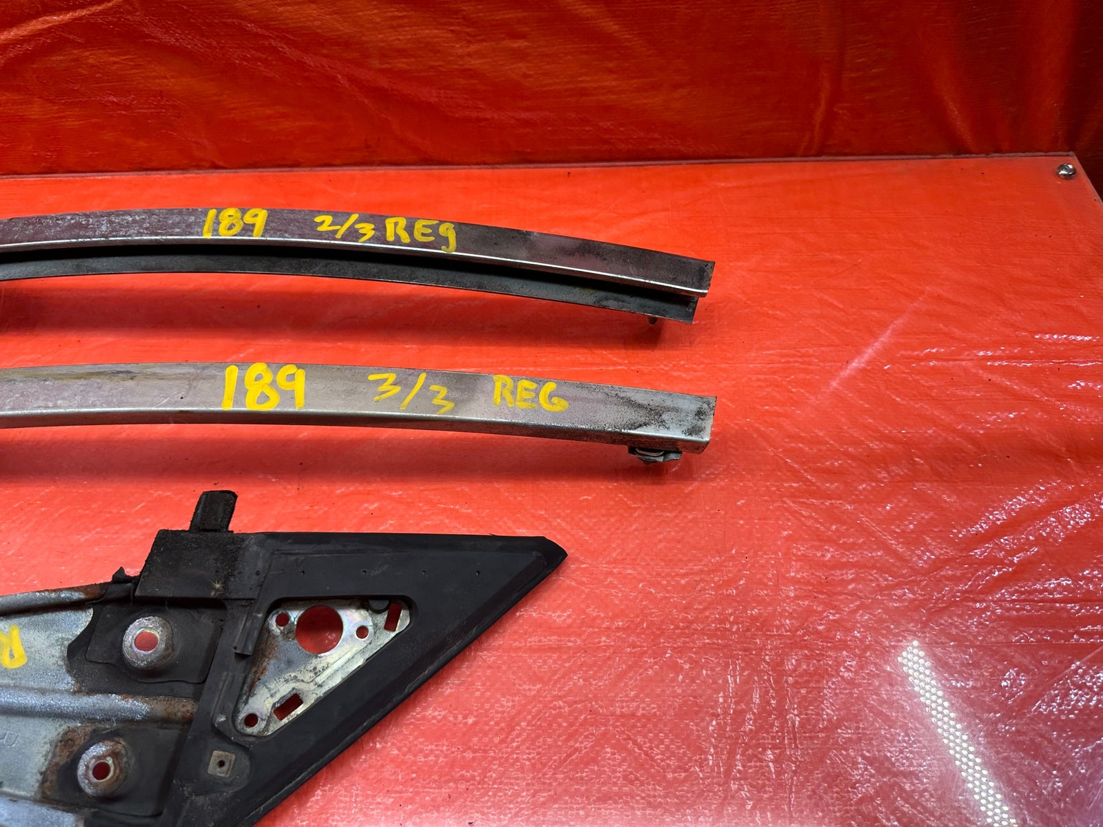 90 93 ACURA INTEGRA 2D   DOOR SASH & GUIDE WINDOW CHANNEL BRACKET SET RIGHT #1894
