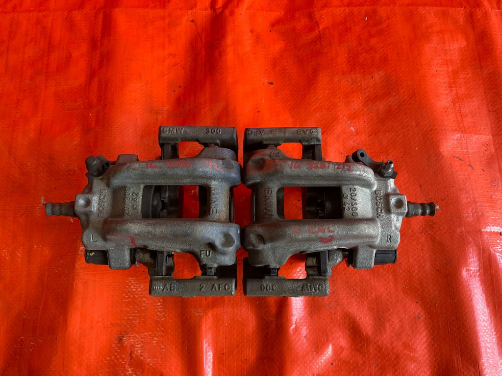 12 16 BMW 328i   BASE 2.0L   REAR BRAKE CALIPER SET   LEFT RIGHT CALIPERS   OEM3