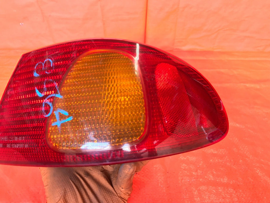 OEM 2000 2001 2002 TOYOTA COROLLA PASSENGER RIGHT TAIL LIGHT OUTER LAMP R RH   3