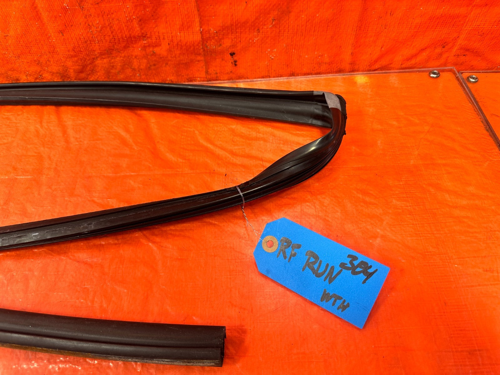 04 08 ACURA TSX   PASSENGER RIGHT FRONT WINDOW GLASS RUN CHANNEL   OEM #3041