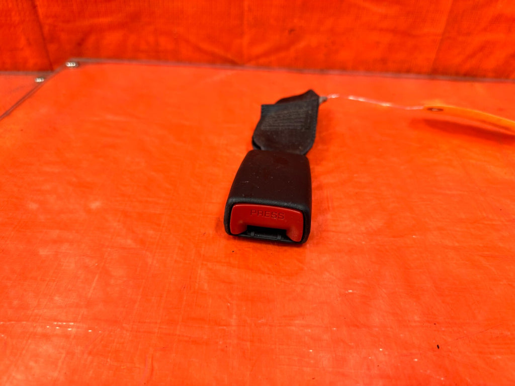 02 10 LEXUS SC430   LEFT OR RIGHT REAR   REAR SEAT BELT BUCKLE CLIP   OEM #2884