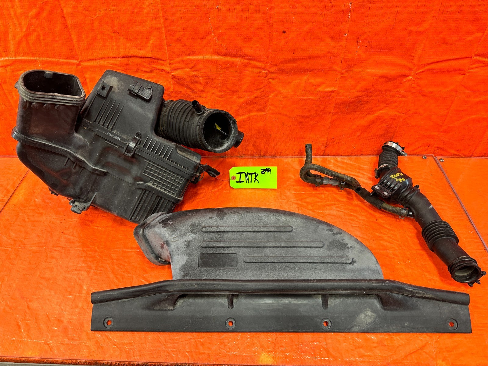 13 16 HYUNDAI GENESIS COUPE 3.8L   FACTORY INTAKE W/ ARM AIR BOX RESONATOR OEM0