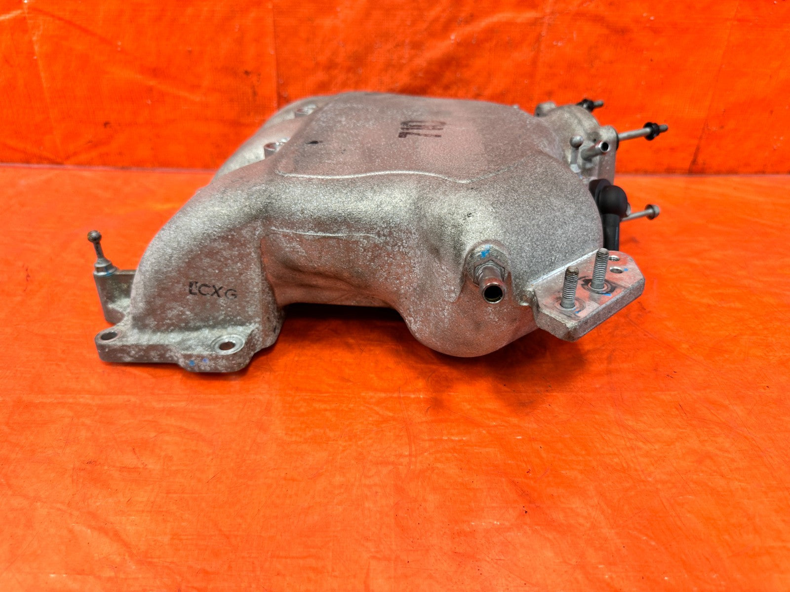 10 16 HYUNDAI GENESIS COUPE 3.8L AT   INTAKE MANIFOLD   TOP PORTION   OEM #3027