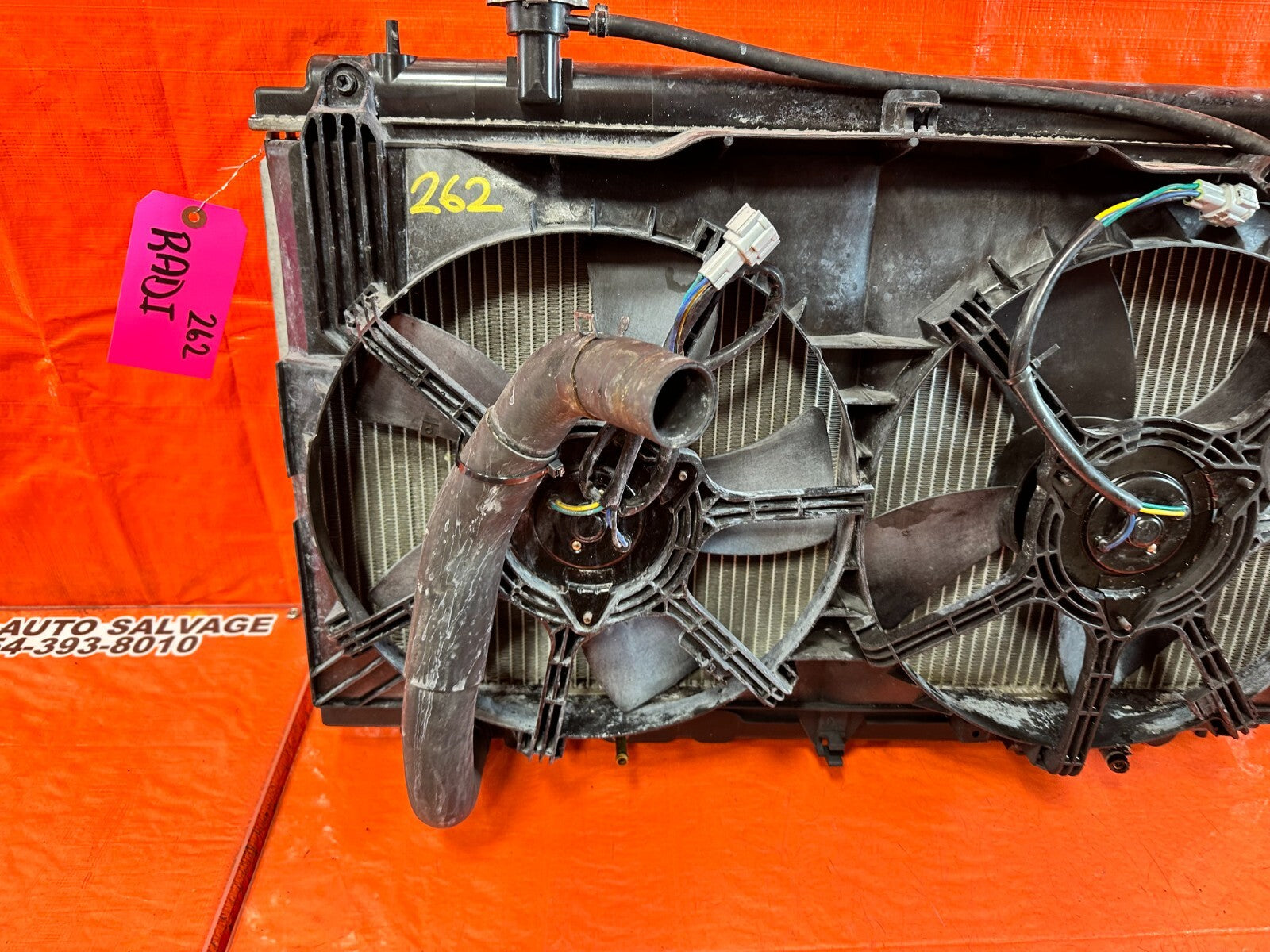 03 07 NISSAN 350Z   AUTOMATIC RADIATOR W/ FANS AND HOSES   1 FAN BAD THO OEM 26210