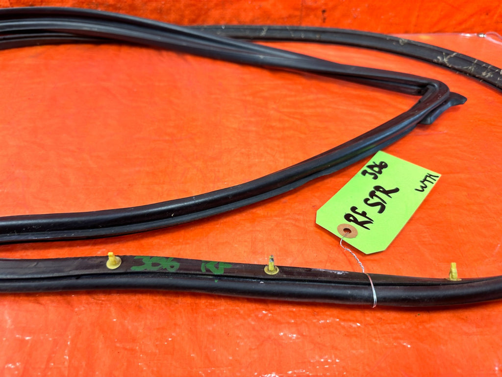 02 05 HONDA CIVIC SI EP3 HATCH   RIGHT   DOOR WEATHER STRIP TRIM SEAL GASKET 3067