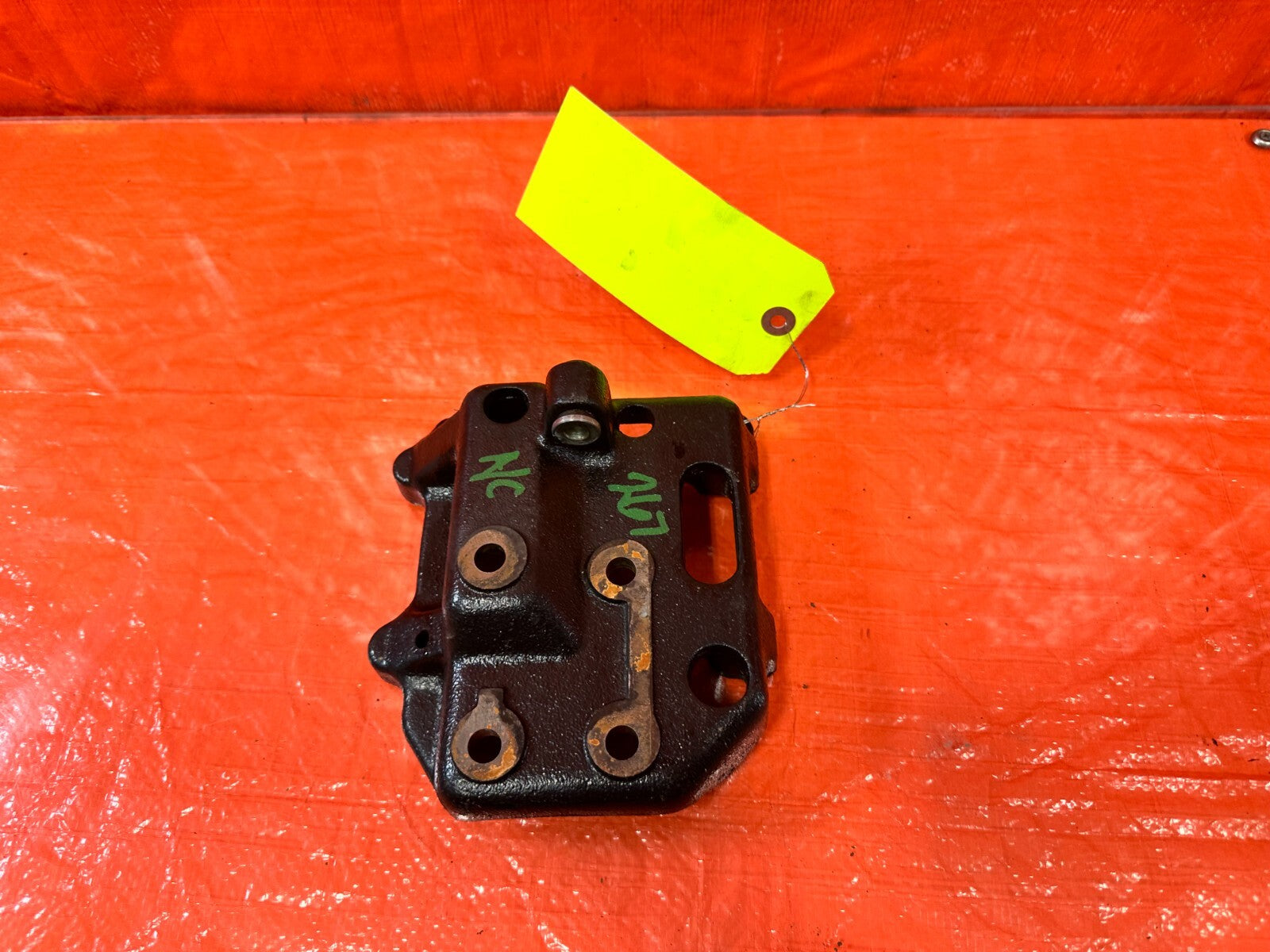 90 93 MAZDA MX 5 MIATA   AIR CONDITIONING AC COMPRESSOR PUMP BRACKET   OEM #2676
