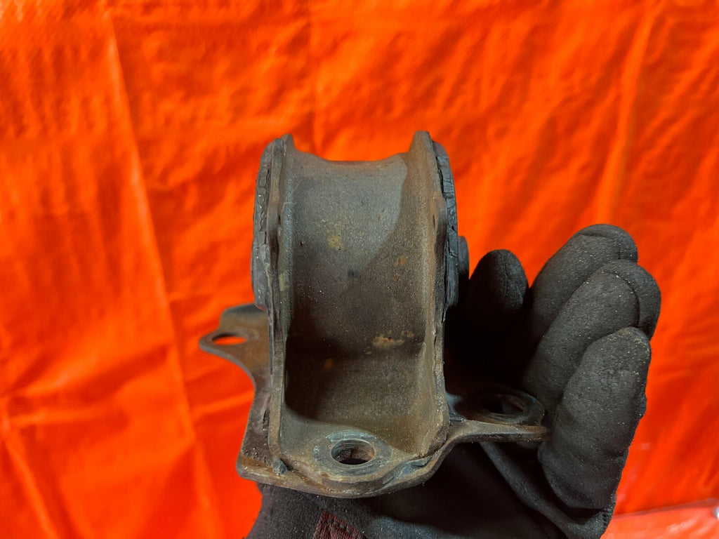 96 00 HONDA CIVIC   TRANSMISSION MOUNT   PASSENGER RIGHT SIDE   A/T M/T   OEM 946