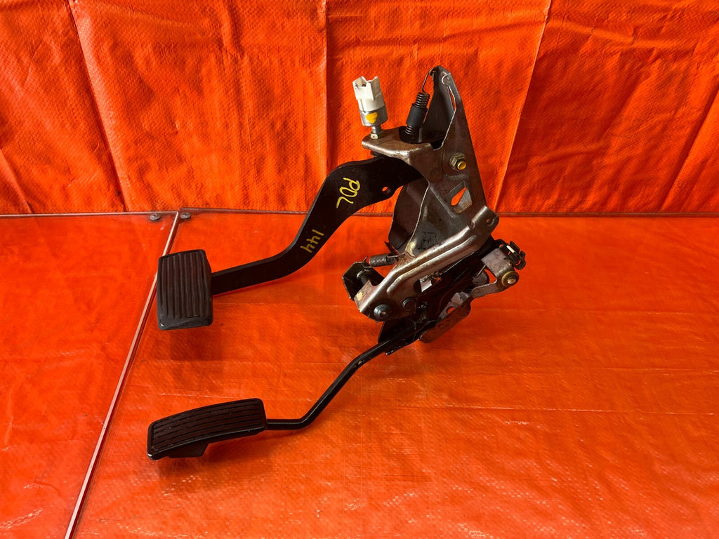 94 01 ACURA INTEGRA   AUTOMATIC TRANSMISSION MODEL   GAS AND BRAKE PEDAL OEM 1447