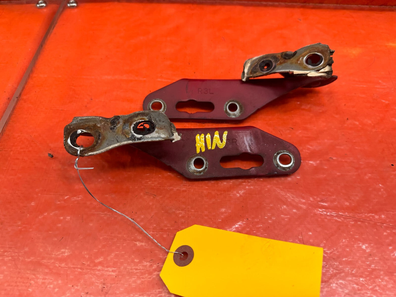 94 01 ACURA INTEGRA   HOOD HINGE SET   LEFT AND RIGHT HINGES   OEM #2267