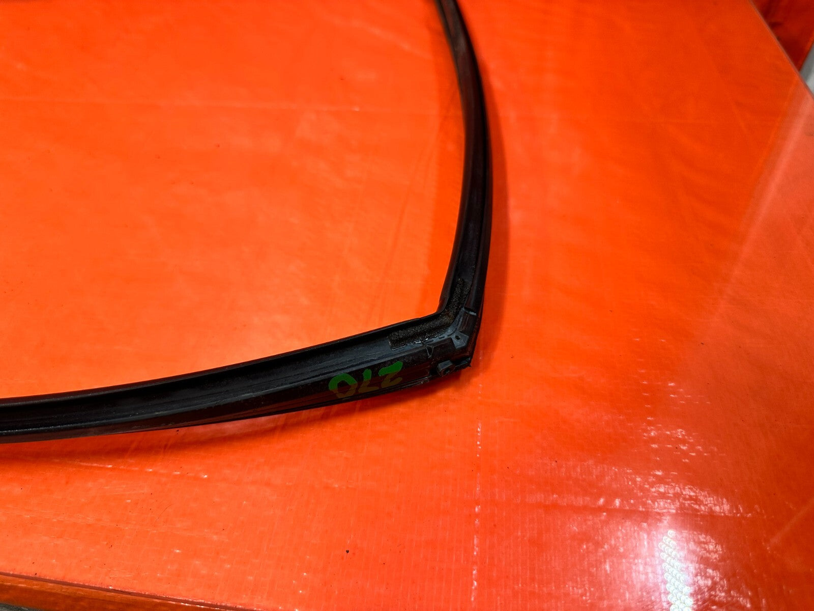 06 11 CIVIC 4D SEDAN   PASSENGER RIGHT FRONT WEATHER STRIP RUN CHANNEL OEM #2709