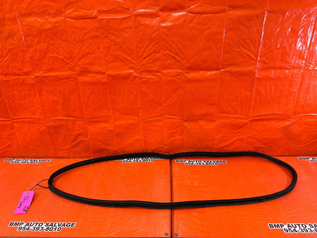 02 05 HONDA CIVIC SI EP3 HATCH TAILGATE TRUNK HATCH LATCH WEATHER TRIM STRIP 2580