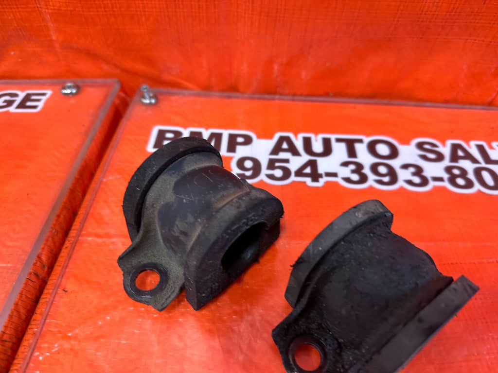 04 08 ACURA TSX   FRONT SWAY STABILIZER BAR BUSHINGS AND BRACKETS   OEM #2557