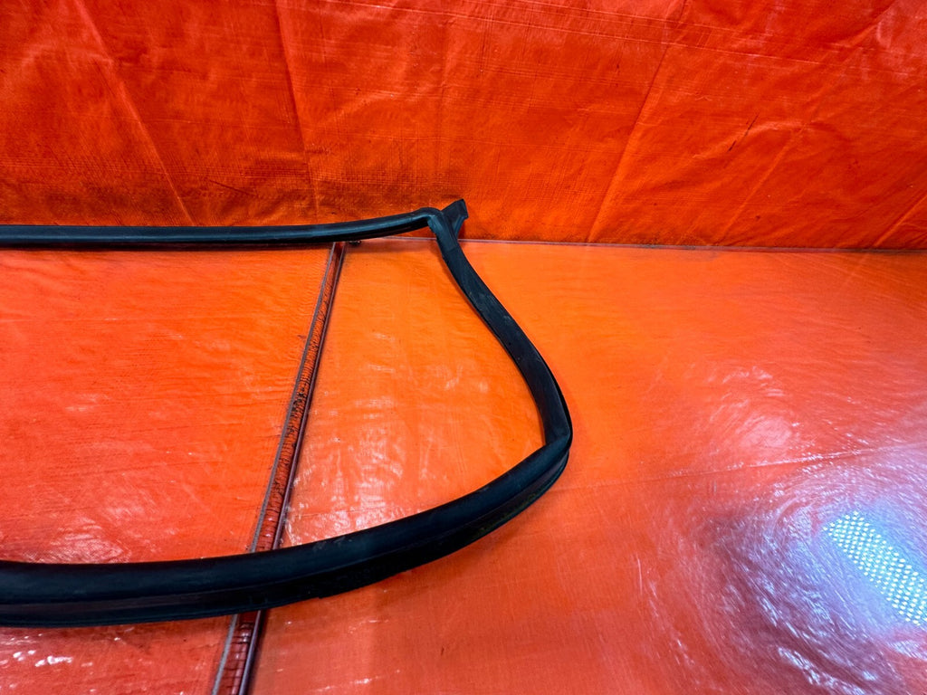 06 11 CIVIC 4D SEDAN   PASSENGER RIGHT FRONT WEATHER STRIP SEAL GASKET OEM #2824