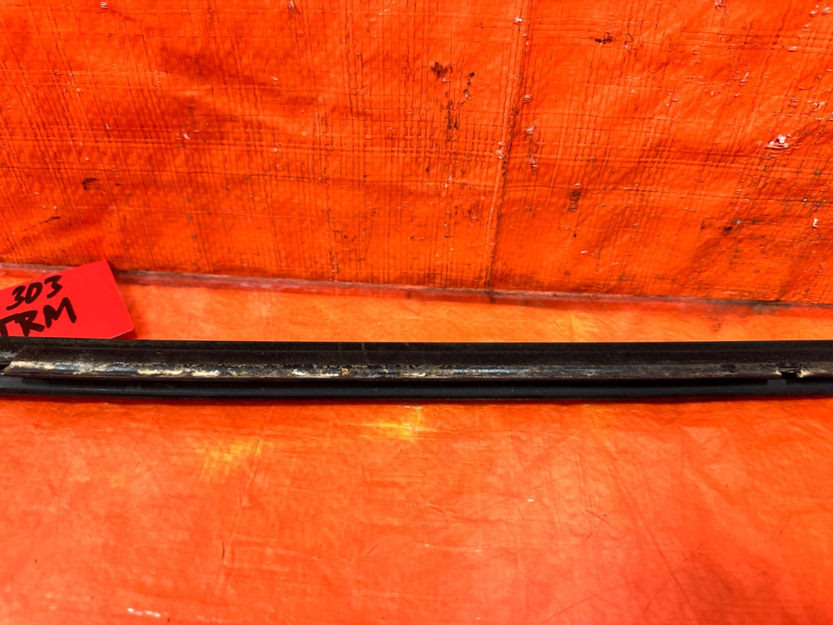 04-11 MAZDA RX8 RX-8 - DRIVER LEFT EXTERIOR WINDOW GLASS TRIM - OEM FACTORY #3037