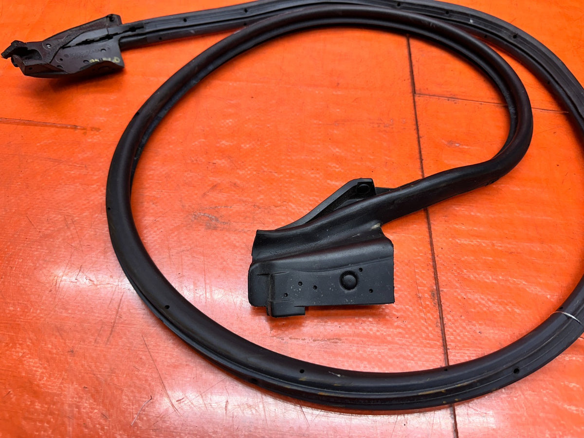 2016-2020 INFINITI Q60 COUPE PASSENGER RIGHT DOOR WEATHERSTRIP SEAL OEM #20Q609