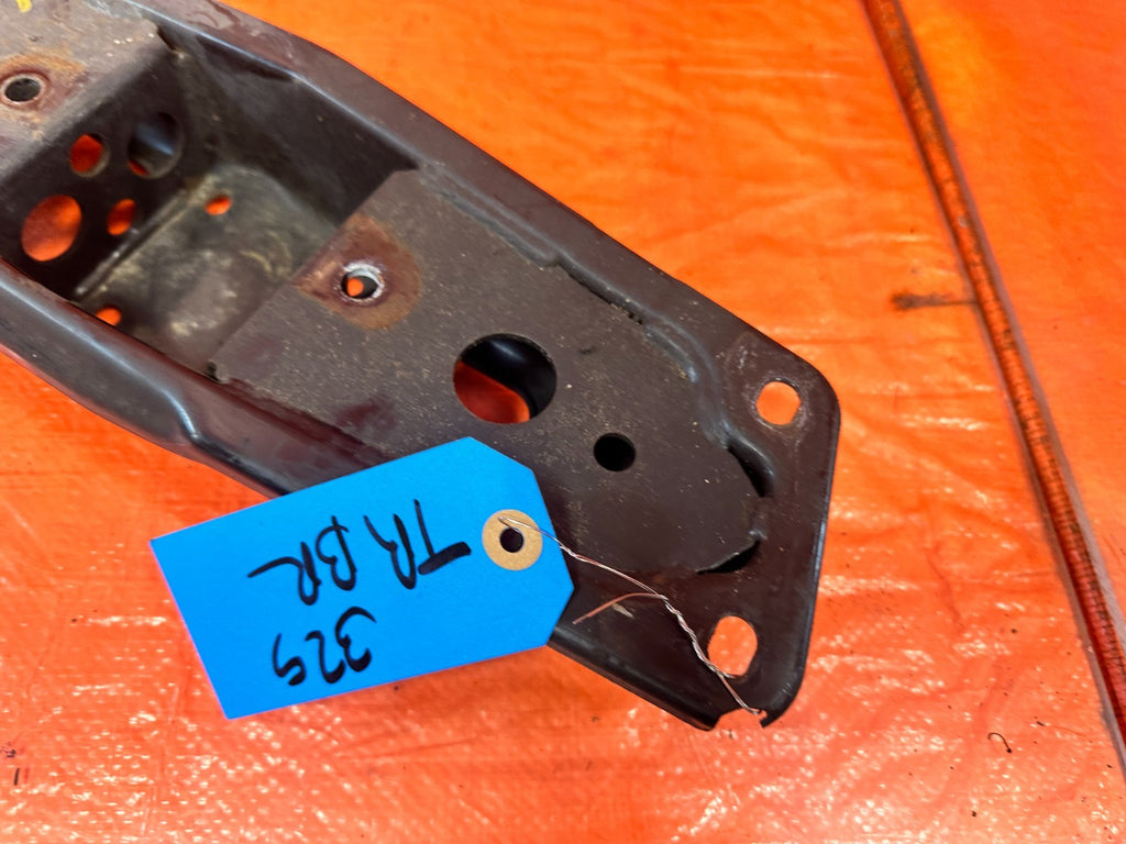 08 15 INFINITI G37 Q60 A/T LOWER TRANSMISSION MOUNT CROSSMEMBER BRACKET #3292
