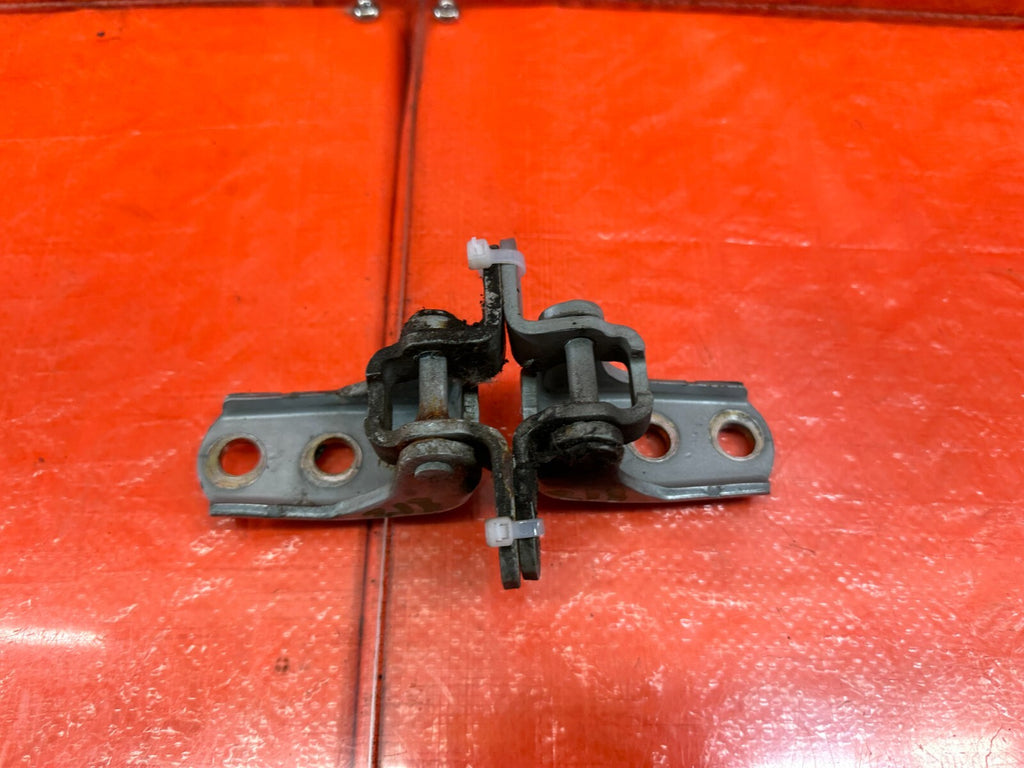 02 05 HONDA CIVIC SI EP3 HATCHBACK DOOR HINGE SET UPPER & LOWER   LEFT   OEM 2136