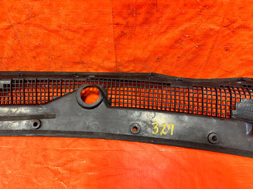 92 95 HONDA CIVIC   WINDSHIELD WIPER COWL TRIM PLASTIC   OEM FACTORY OE #32710