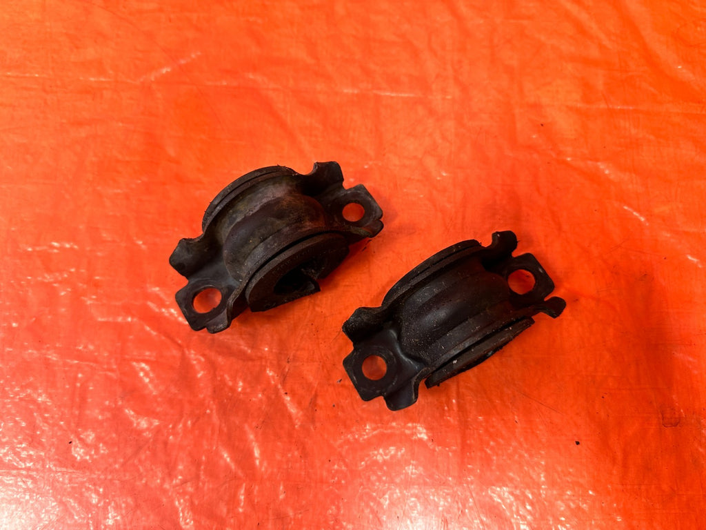 08 15 INFINITI G37 & Q60 COUPE   LEFT & RIGHT REAR SWAY BAR BRACKETS   OEM #3282