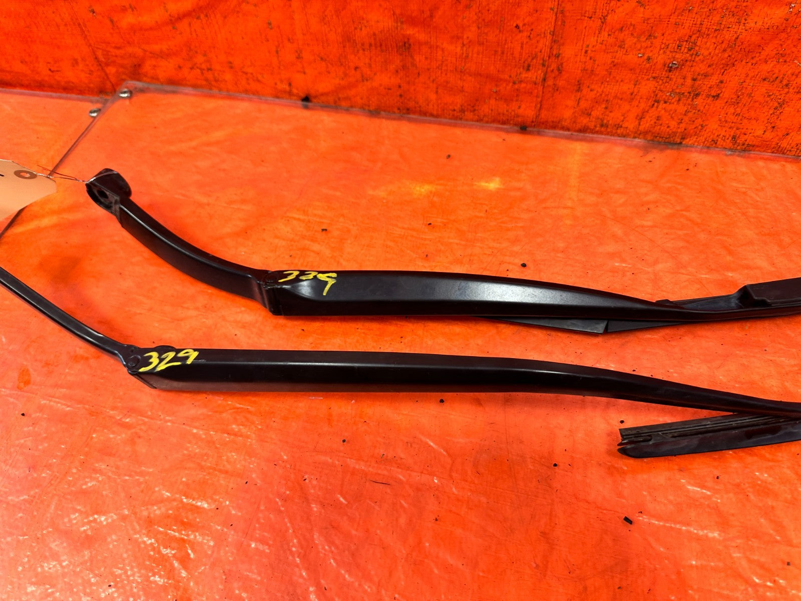 09 15 INFINITI G37 CONVERTIBLE   LEFT & RIGHT WINDSHIELD WIPER ARMS   OEM #3297