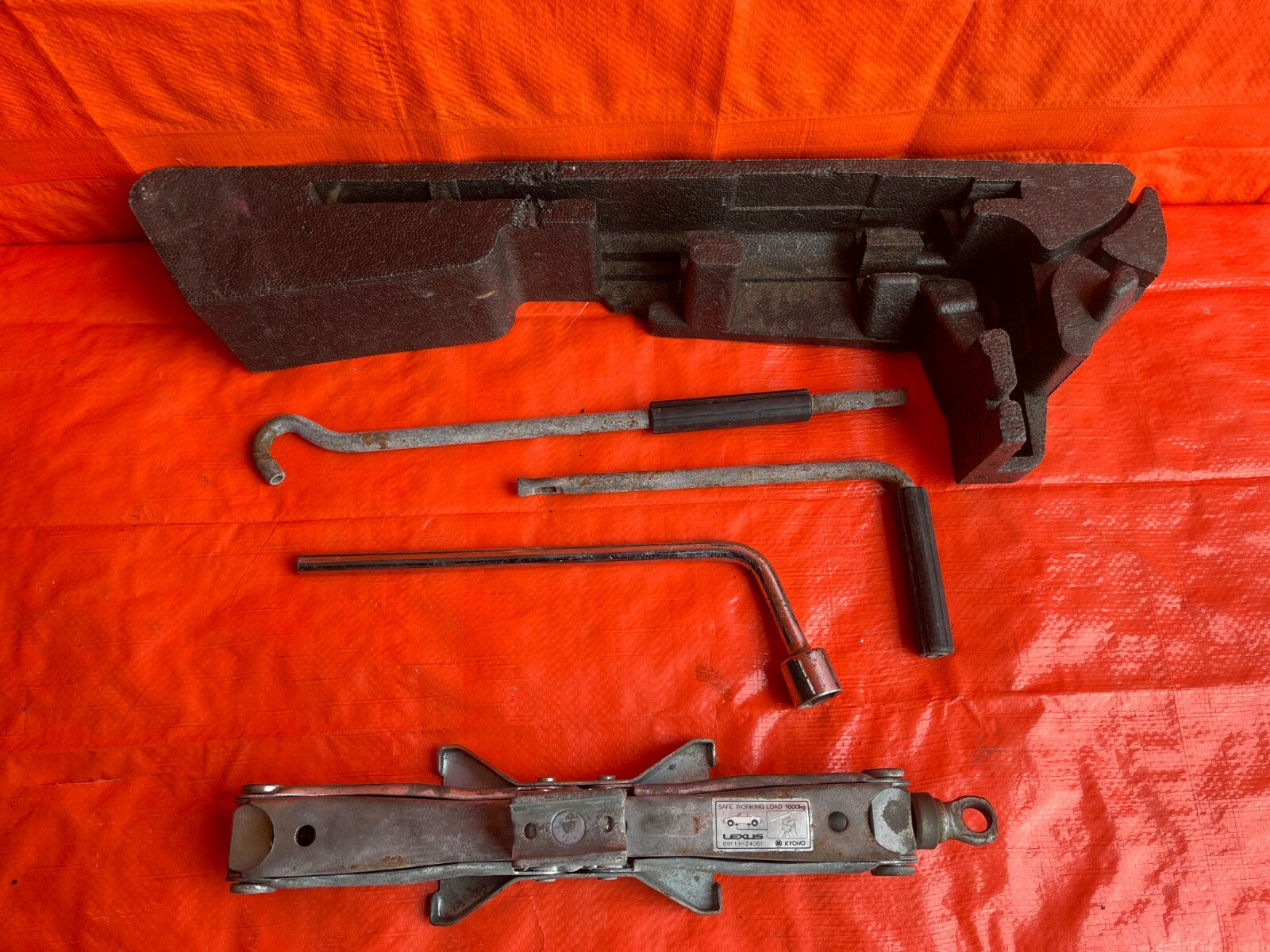 92 94 LEXUS SC300 SC400   EMERGENCY / SPARE TIRE TOOL KIT W/ JACK   OEM OE #646