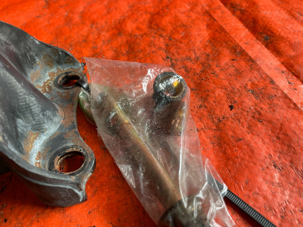 94 01 ACURA INTEGRA   AUTOMATIC PASSENGER RIGHT TRANSMISSION MOUNT W/ BOLTS OEM3