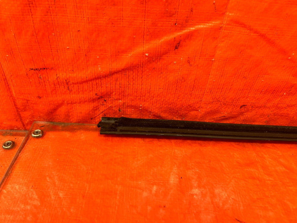 04 08 ACURA TSX   PASSENGER RIGHT FRONT EXTERIOR GLASS TRIM   OEM FACTORY #3048
